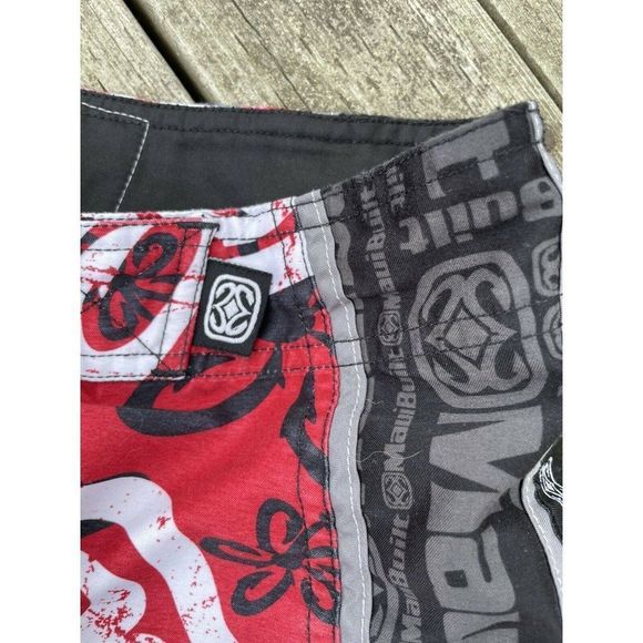 Men’s Maui Built Hawaii Black & Red Classic All Over Logo Surf Board Shorts 28 - Picture 8 of 12